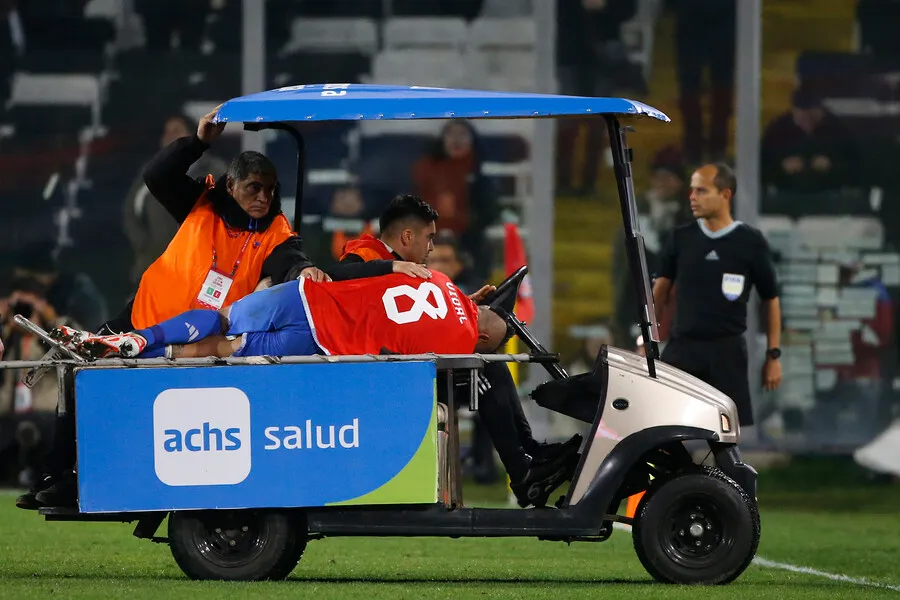 Así salía Vidal de la cancha hace un año (Photosport)