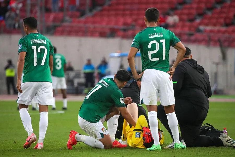 Carlos Lampe se lesionó ante Chile. | Foto: Photosport