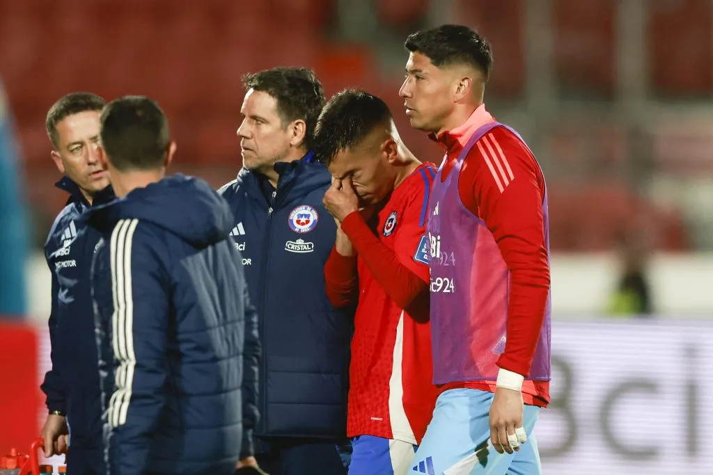 Vicente Pizarro terminó lesionado en la derrota de Chile ante Bolivia. (Foto: Felipe Zanca/Photosport)
