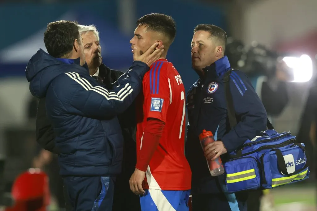 Vicente Pizarro fue atendido por el cuerpo médico de la Selección Chilena terminado el partido contra Bolivia. (Foto: Felipe Zanca/Photosport)