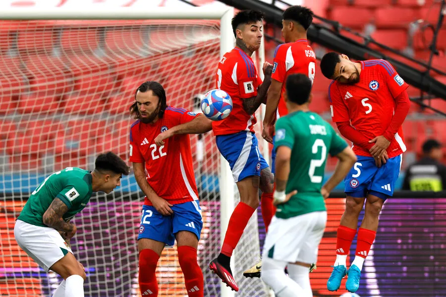 Bolivia tumbó a Chile en el Estadio Nacional. | Foto: Photosport