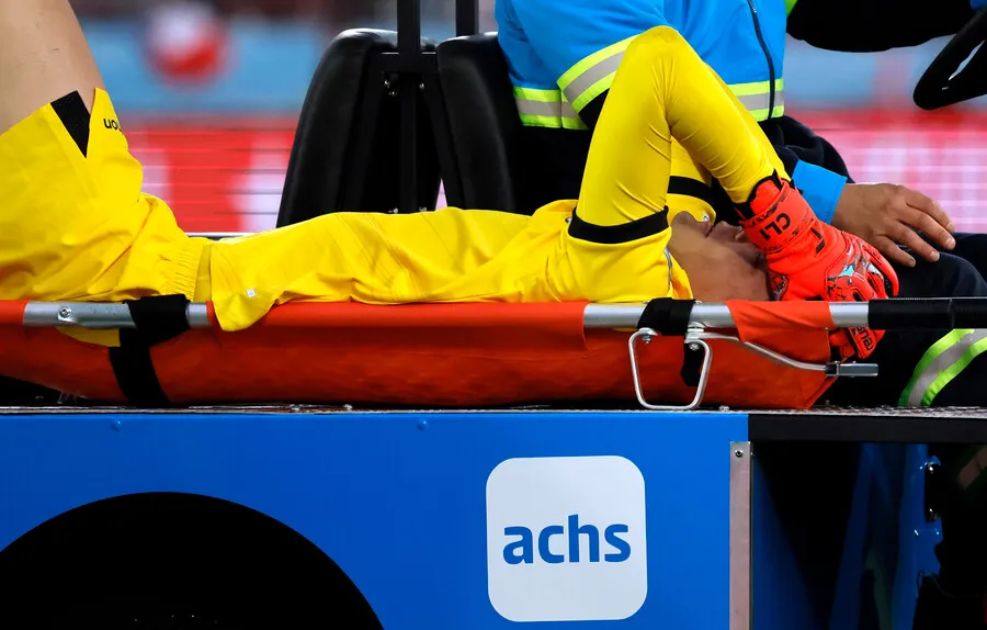 Lampe siendo retirado de la cancha (Photosport)