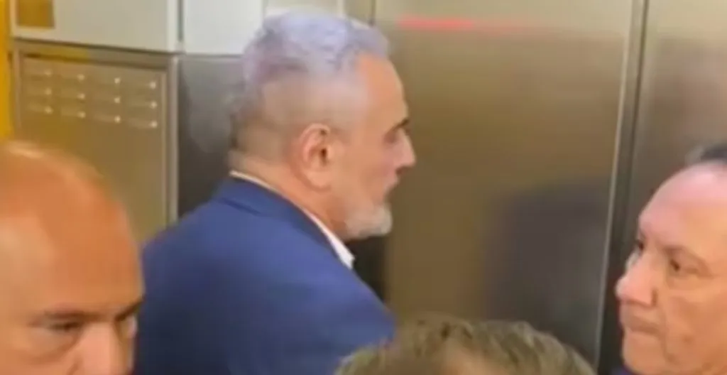 Milad retirándose del estadio. Díaz pide su salida (Captura)