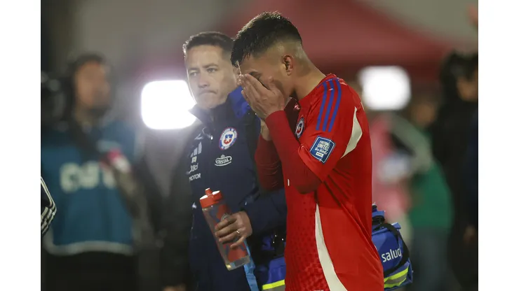 Vicente Pizarro se lesionó en el partido de Chile vs Bolivia. (Foto: Felipe Zanca/Photosport)