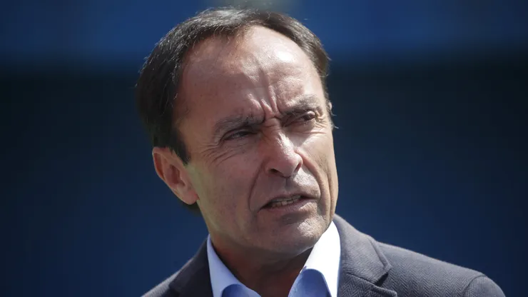 Santiago, 26 de enero de 2023 El ministro del Deporte, junto al director nacional del IND, el presidente de la Federación de Tenis de Chile, y el capitán del equipo chileno de Copa Davis, presenta la nueva cancha del Court Central del Parque Estadio Nacional. Jonnathan Oyarzun/Aton Chile