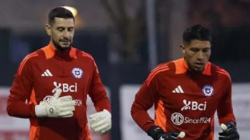 Jara y el titular en el arco de La Roja ante Bolivia.