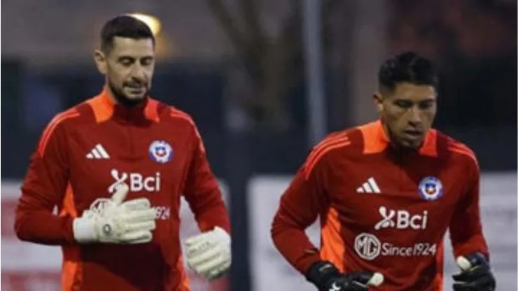 Jara y el titular en el arco de La Roja ante Bolivia.