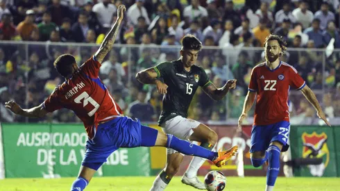 Futbol, Bolivia vs Chile. Partido amistoso 2023. El jugador de Bolivia Gabriel Villamíl, derecha , disputa el balon contra Guillermo Maripan de Chile durante el partido amistoso disputado en el estadio Ramon Aguilera en Santa Cruz, Bolivia. 20/06/2023 APG/Photosport Football, Bolivia vs Chile. Friendly match 2023. Bolivia's player Gabriel Villamíl, right, vies the ball against Guillermo Maripan of Chile during the friendly match at the Ramon Aguilera stadium in Santa Cruz, Bolivia. 20/06/2023 APG/Photosport