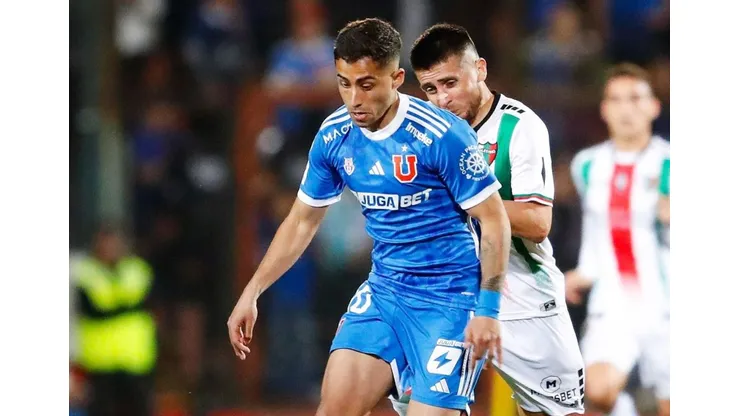 Gonzalo Jara se rindió ante los pies de Lucas Assadi. Será titular en el siguiente duelo de Universidad de Chile.