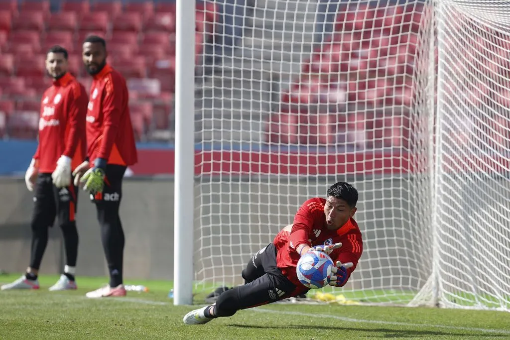 Bryan Cortés lucha por una opción en el arco de La Roja para enfrentar a Bolivia.