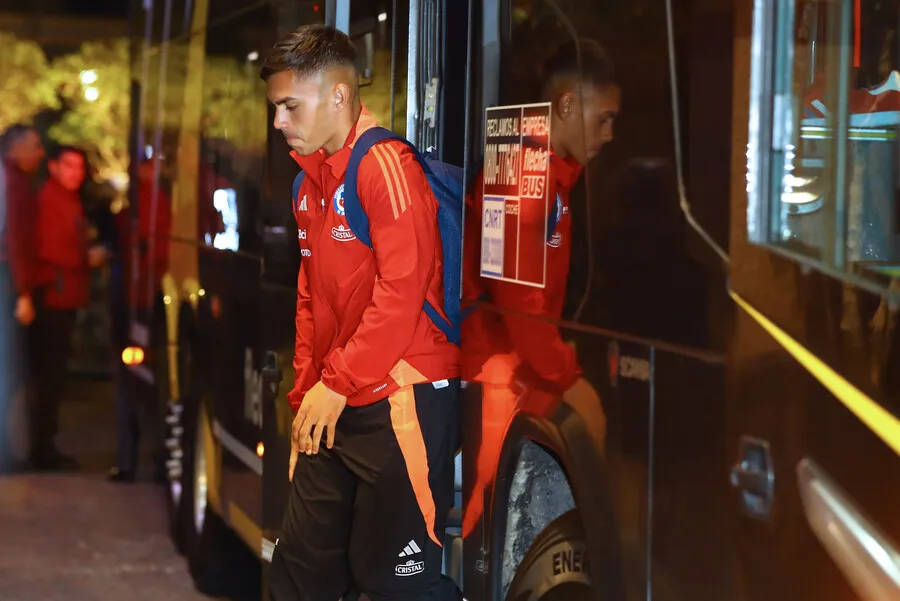 De Tezanos no se convence mucho con Pizarro. | Foto: Photosport