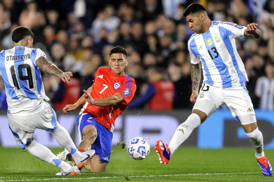 Marcelino está suspendido ante Bolivia. | Foto: Photosport
