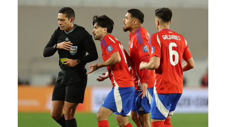 Futbol, Argentina vs Chile Sexta fecha, eliminatorias al mundial 2026. El jugador de la seleccion chilena Victor Davila derecha, reacciona durante el partido de clasificacion al mundial 2026 realizado en el estadio Monumental de Buenos Aires, Argentina. 05/09/2024 Alejandro Pagni/Photosport Football, Argentina vs Chile 6nd turn, 2026 World cup qualifiers. ChileÕs player Victor Davila, right, reacts during the 2026 World Cup qualifier match held at the Monumental stadium in Buenos Aires, Argentina. 05/09/2024 Alejandro Pagni/Photosport