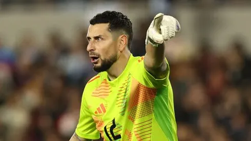 Histórico portero de La Roja sienta en el banco a Gabriel Arias.