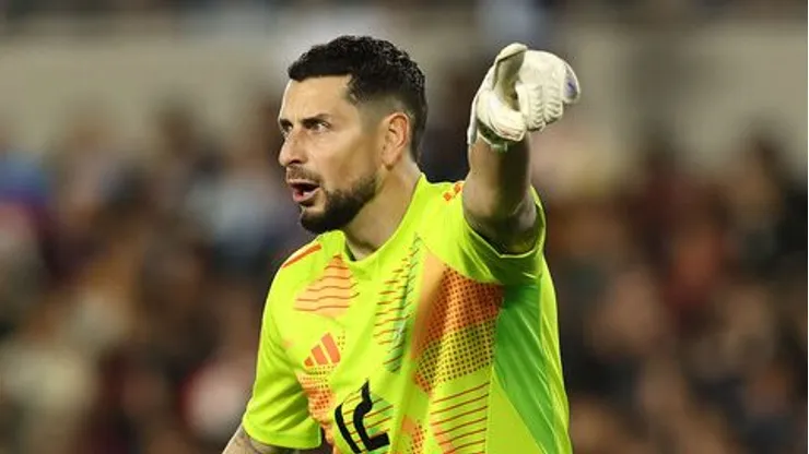 Histórico portero de La Roja sienta en el banco a Gabriel Arias.