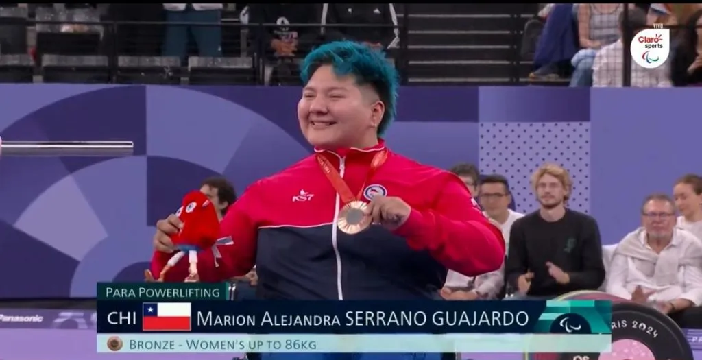 Marión Serrano recibiendo su presea de bronce (Captura Claro Sports)