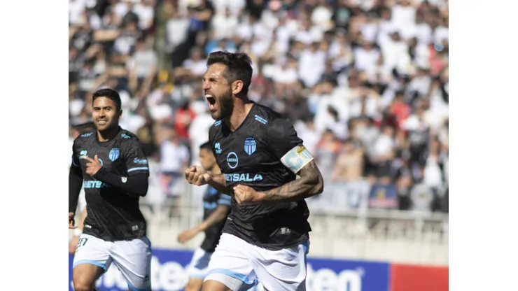 Romai Ugarte le manda feroz palo a la U por el triplete de Joaquín Larrivey