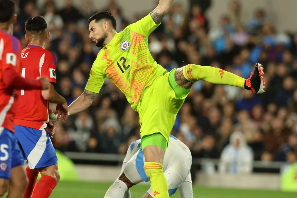 Gabriel Arias jugó como titular en la derrota de 3-0 de la Selección Chilena ante Argentina. (Foto: Photosport)