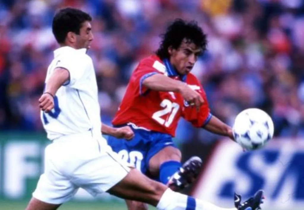 Fabián Estay en su época de seleccionado chileno, disputando el Mundial de Francia 1998.