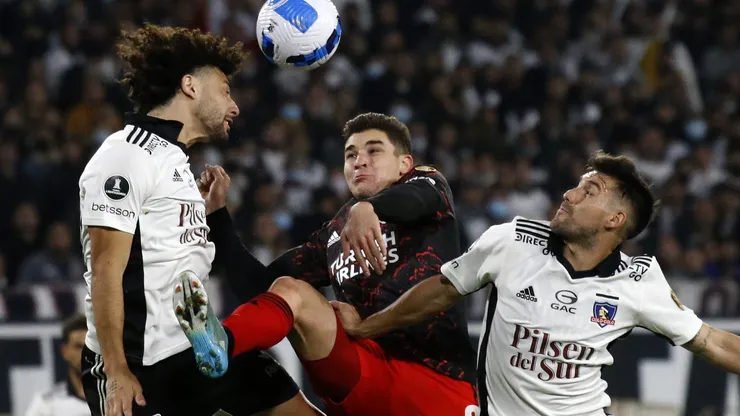 Futbol, Colo Colo vs River Plate. Copa Libertadores 2022. El jugador de Colo Colo Maximiliano Falcon, izquierda, disputa el balon con Julian Alvarez de River Plate durante el partido del grupo F de la Copa Libertadores realizado en el estadio Monumental de Santiago de Chile. 27/04/2022 Andres Pina/Photosport Football, Colo Colo vs River Plate. 2022 Copa Libertadores Championship. Colo Colo's player Maximiliano Falcon, left, vies for the ball against Julian Alvarez of River Plate during the group F match of the Copa Libertadores Championship held at the Monumental stadium in Santiago, Chile. 27/04/2022 Andres Pina/Photosport