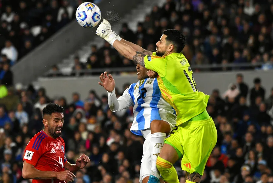 Gabriel Arias sufrió contra Argentina. | Foto: Photosport