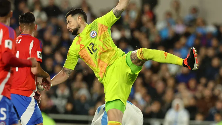Gabriel Arias es apuntado tras la derrota de Chile en Argentina. (Foto: Alejandro Pagni/Photosport)