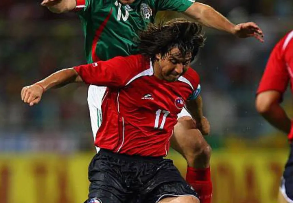 Arturo Sanhueza con la jineta de capitán de Chile ante México en la Copa América 2007.