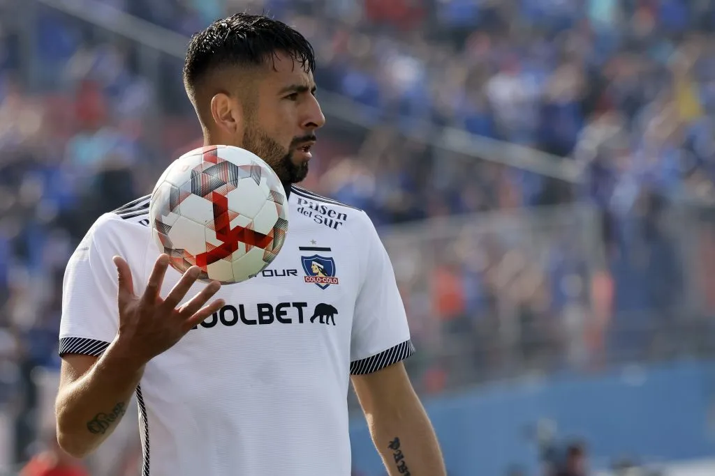 Mauricio Isla será el capitán de la Selección Chilena ante Argentina. (Foto: Andrés Pina/Photosport)