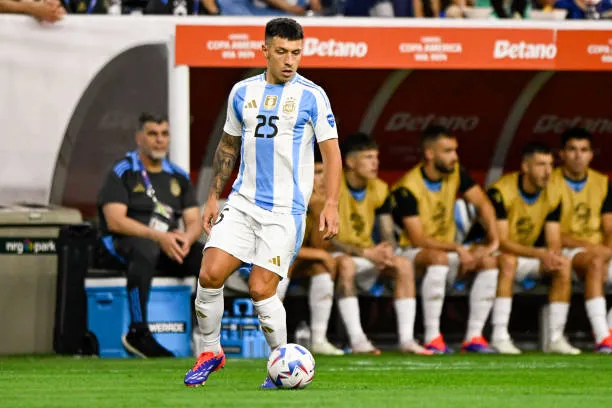 Lisandro Martínez pasará de la zaga a ser el lateral izquierdo en la albiceleste (Getty Images)