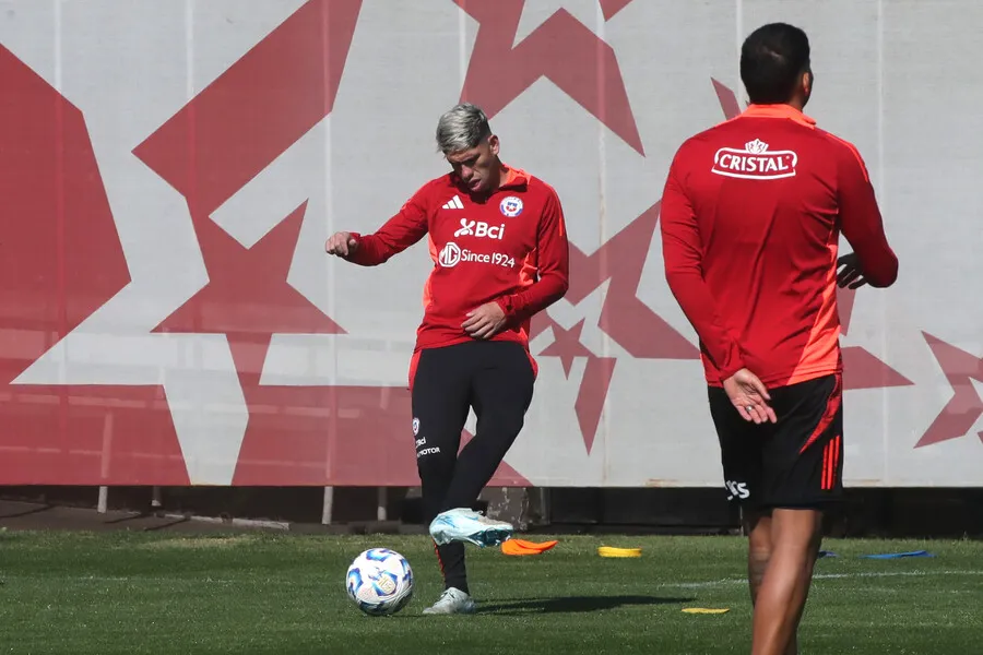 Valdivia se la juega por Palacios. | Foto: Photosport