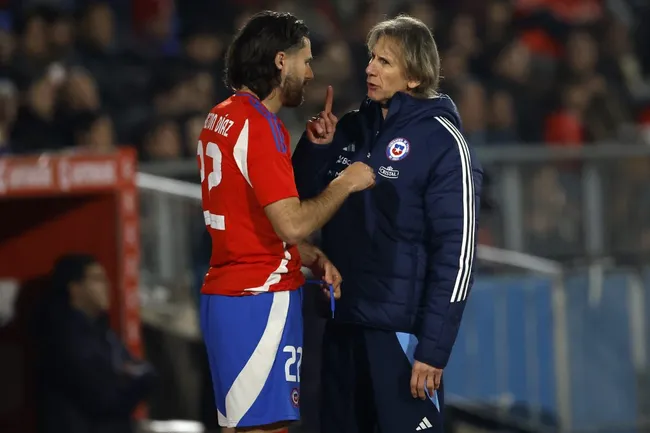 Gareca dándole indicaciones a Brereton en pleno partido de La Roja | FOTO: Andres Pina/Photosport