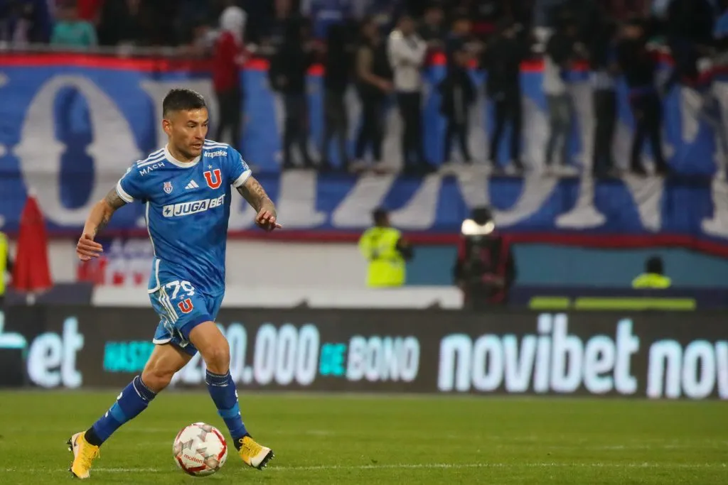 Aránguiz vistiendo la camiseta de la U | FOTO: Jonnathan Oyarzun/Photosport