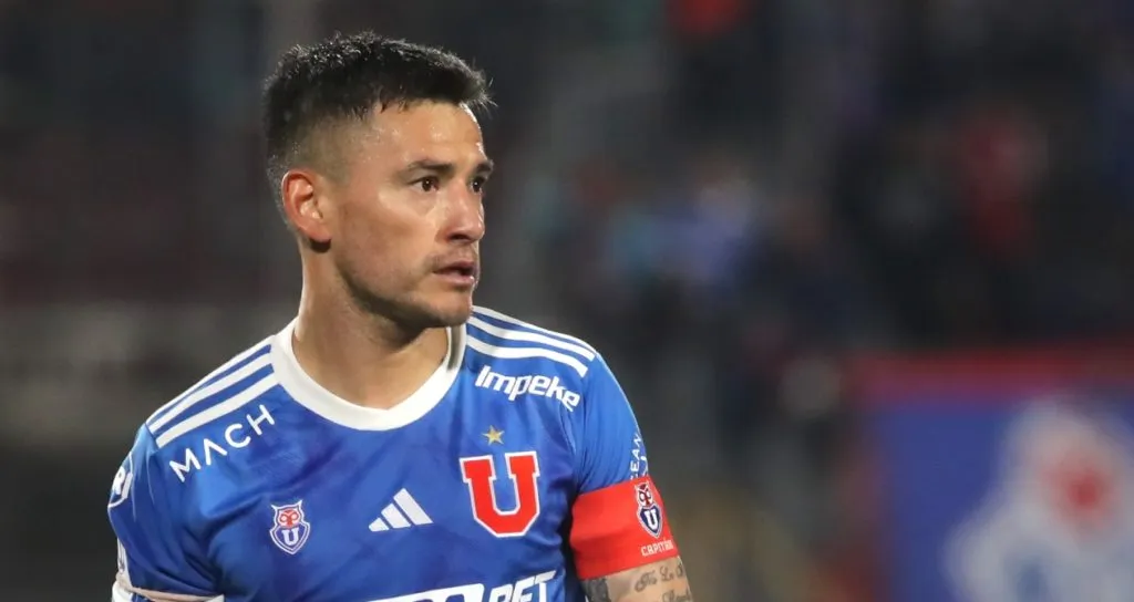 Charles Aránguiz no será titular ante Palestino.