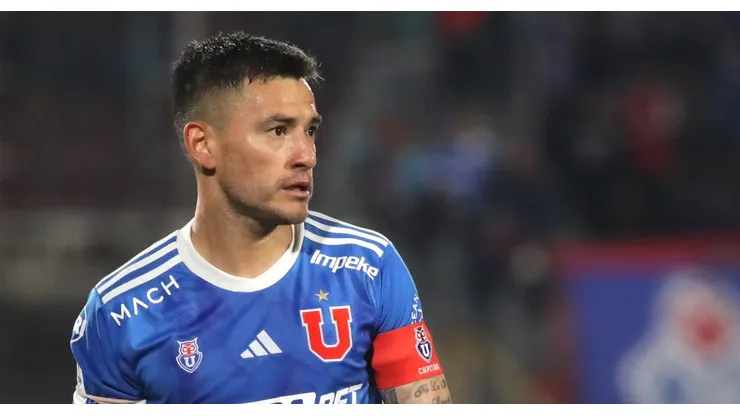 Charles Aránguiz no será titular ante Palestino.