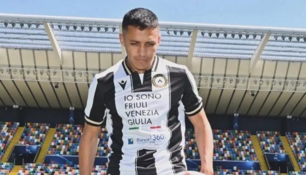 Sánchez posando con la camiseta de Udinese | FOTO Instagram