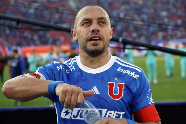 Marcelo Díaz le agradeció el apoyo a los hinchas de Universidad de Chile durante la temporada 2024. 