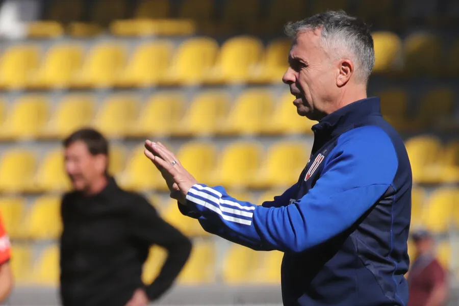 Tito Awad celebró los cambios ofensivos de Gustavo Álvarez. | Foto: Photosport