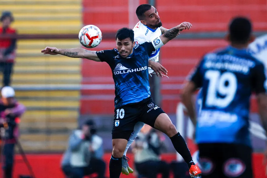 Ampuero puso el 2-2 para la UC. | Foto: Photosport