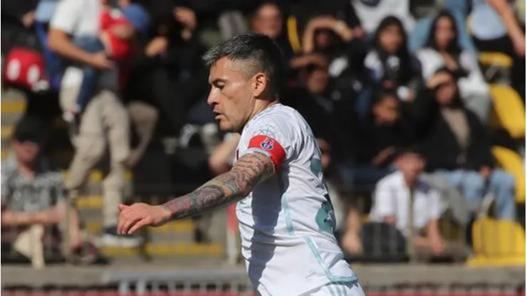 Charles responde al cariño del hincha azul.