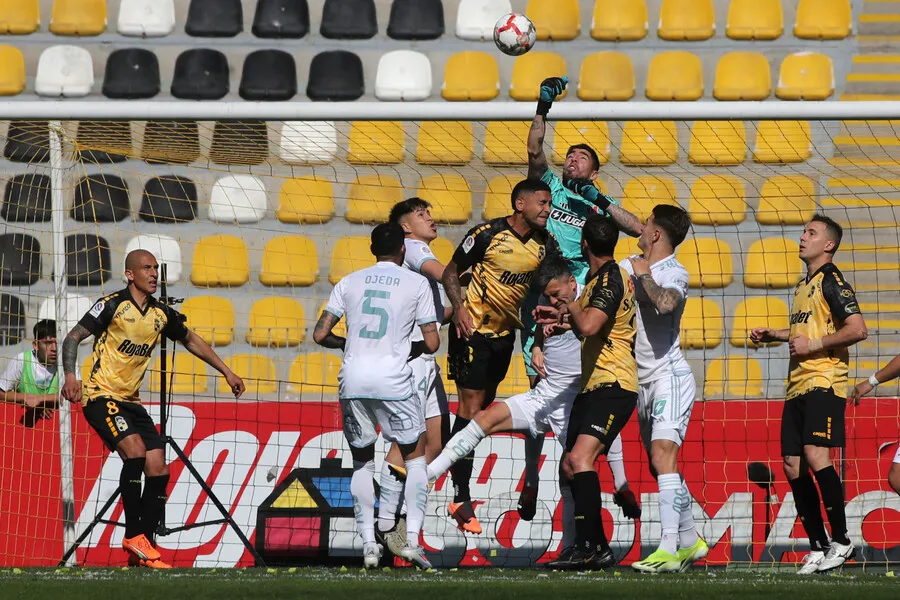 Castellón estuvo sólido en el arco azul. | Foto: Photosport