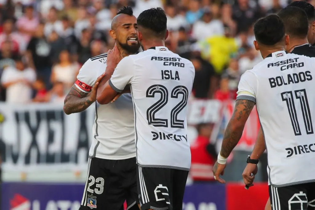 Los compañeros de Arturo Vidal tuvieron que tranquilizarlo tras la expulsión | FOTO: Jonnathan Oyarzun/Photosport