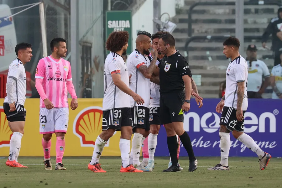 Vidal vio la roja ante Magallanes. | Foto: Photosport