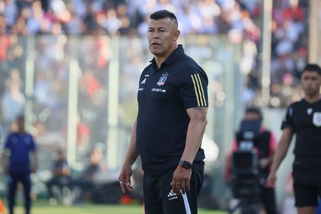 Jorge Almirón asegura que sus ayudantes tomaron las decisiones en cancha en los partidos que estuvo suspendido. (Foto: Photosport)