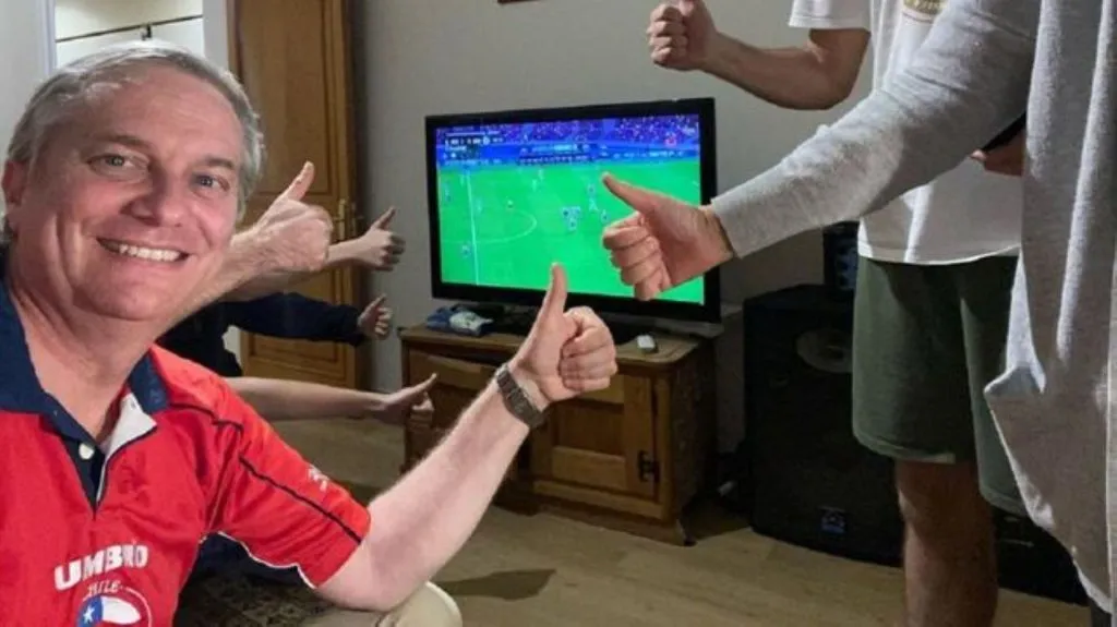 Sin ser un total fanático, alienta a la UC y a La Roja (Twitter/X)