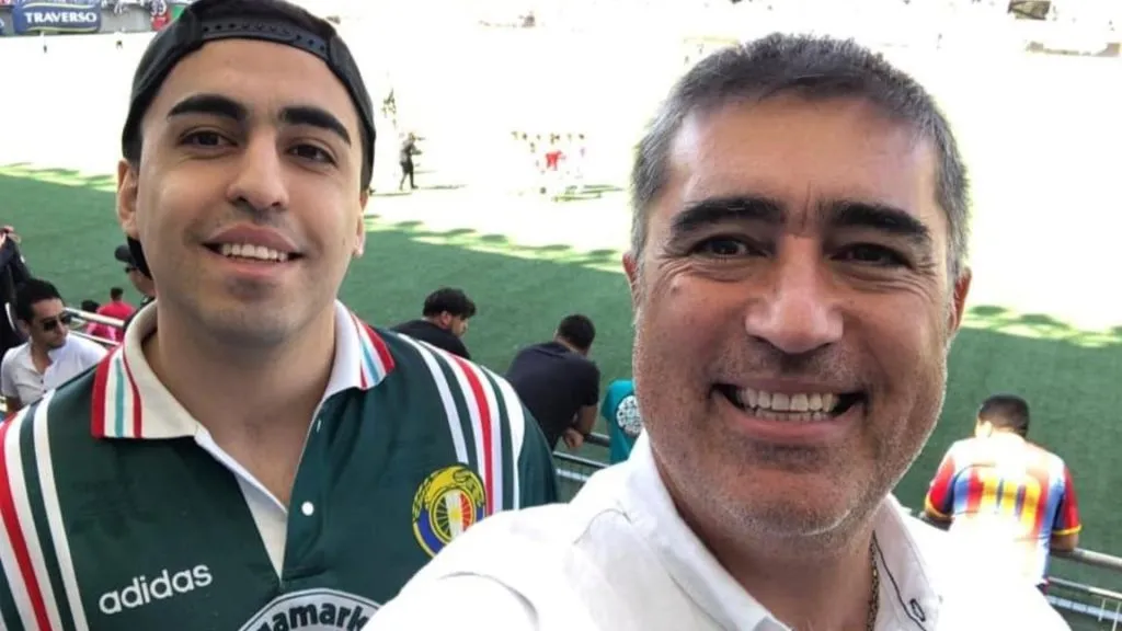 Un fanático de Colo Colo, con la familia de Audax (Instagram)