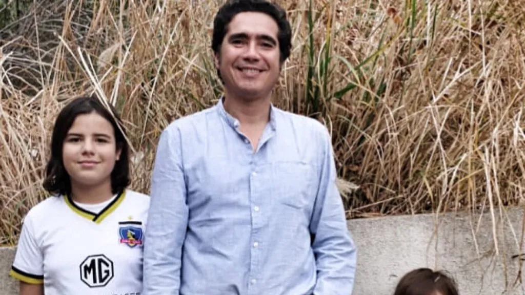 Junto a su familia, alentando al Cácique (Twitter/X)