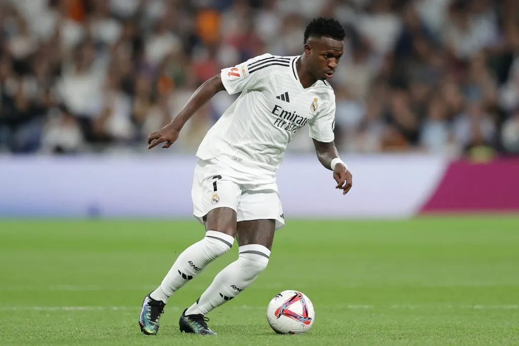 Vinicius Junior tenía el traje listo para la ceremonia del Balón de Oro. (Foto: Getty)