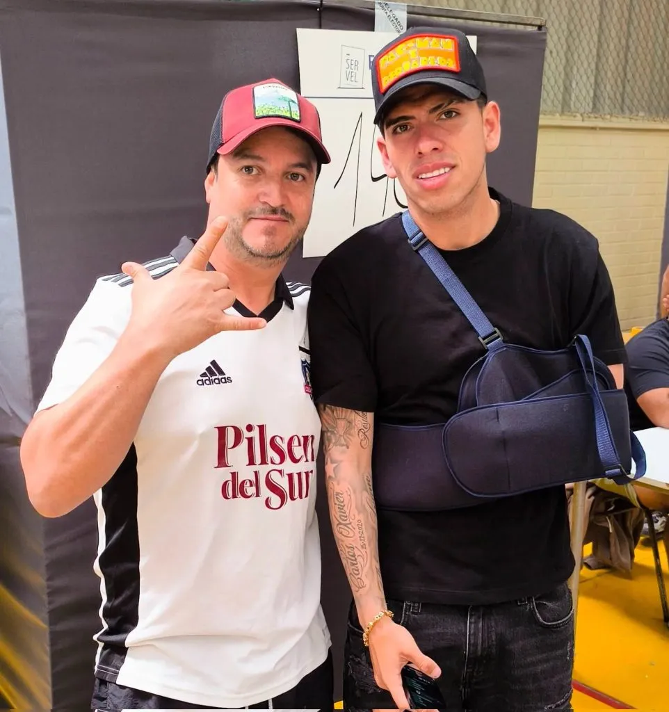 Carlos Palacios comparte con hincha de Colo Colo. Foto Cacique Pipo