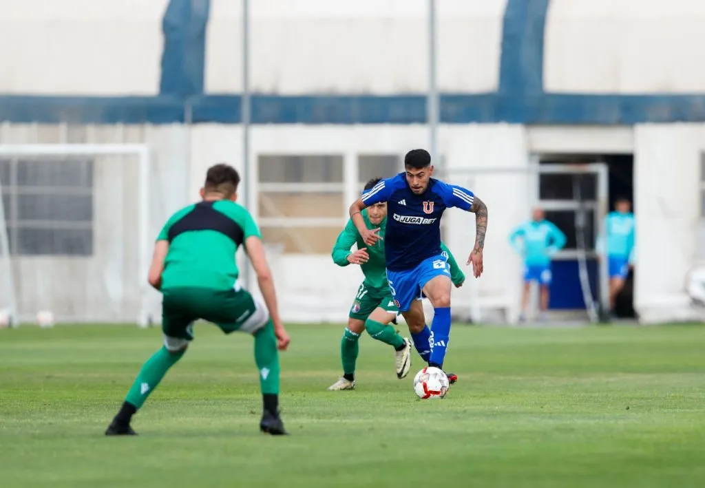 Emmanuel Ojeda fue desde el arranque en la formación titular de Universidad de Chile ante Audax Italiano.