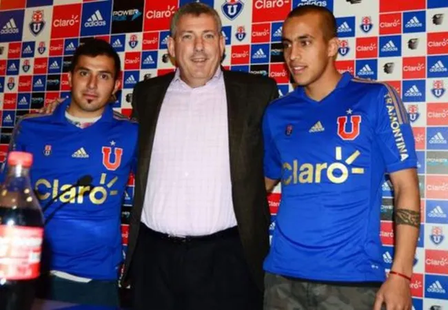 A la izquierda, Sebastián Zúñiga en su presentación oficial en Universidad de Chile.
